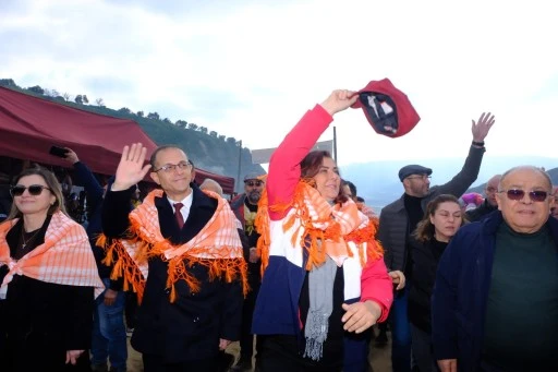 Kuyucak'taki deve güreşlerini 15 bin kişi izledi