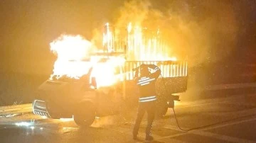 Malzeme yüklü kamyonet cayır cayır yandı