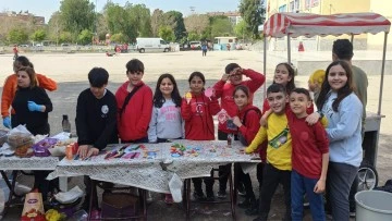 Nazilli Cumhuriyet İlkokulu'nda depremzedeler için hayır panayırı düzenlendi
