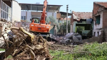 Nazilli'de metruk binalar yıkılıyor