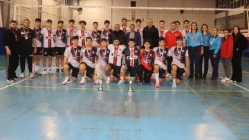 Şampiyon voleybolcular kupalarını Başkan Kaplan’ın elinden aldı